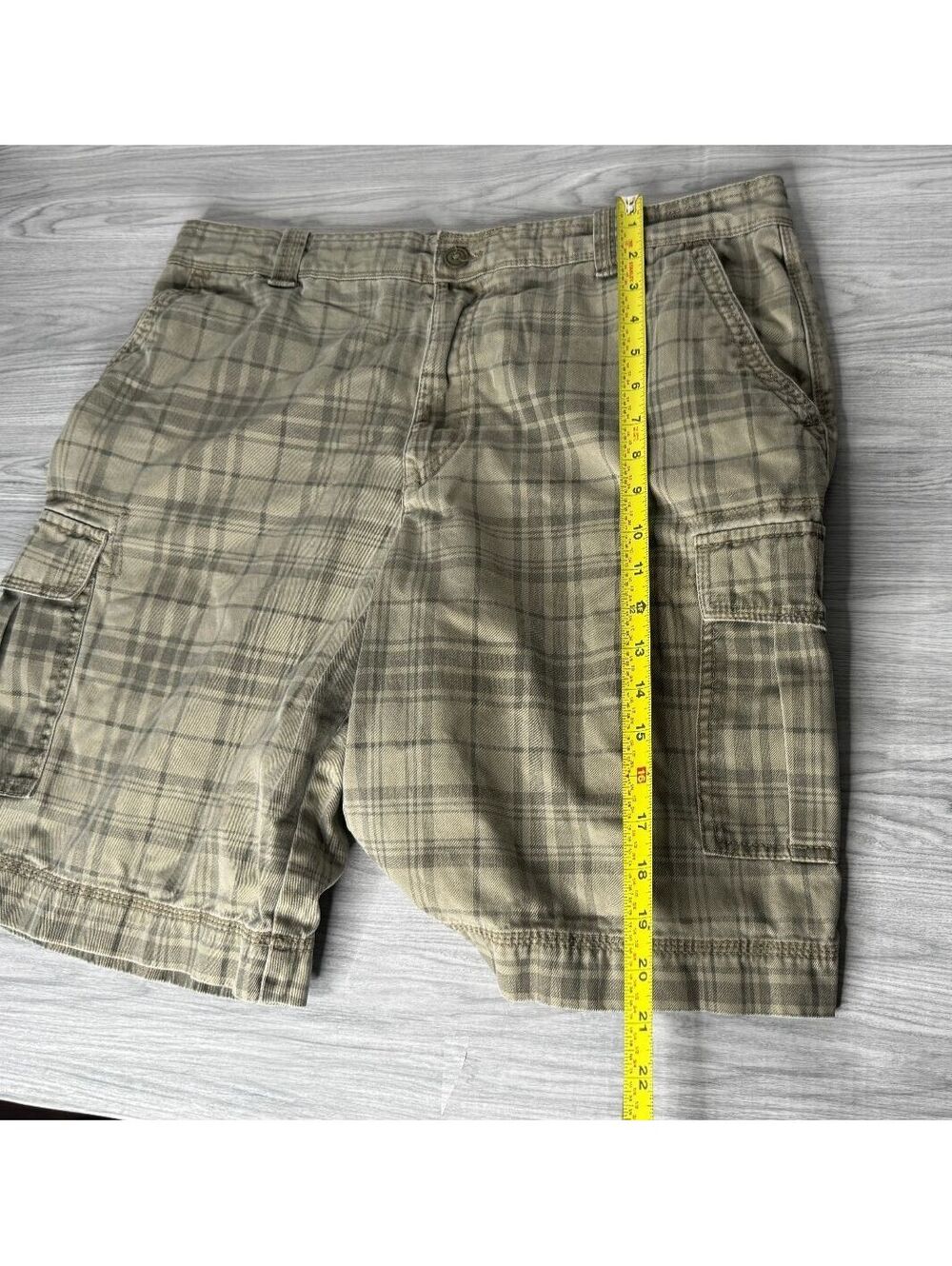 IZOD Men’s Plaid Cargo Shorts Size 36 Khaki Olive Green Cotton Utility